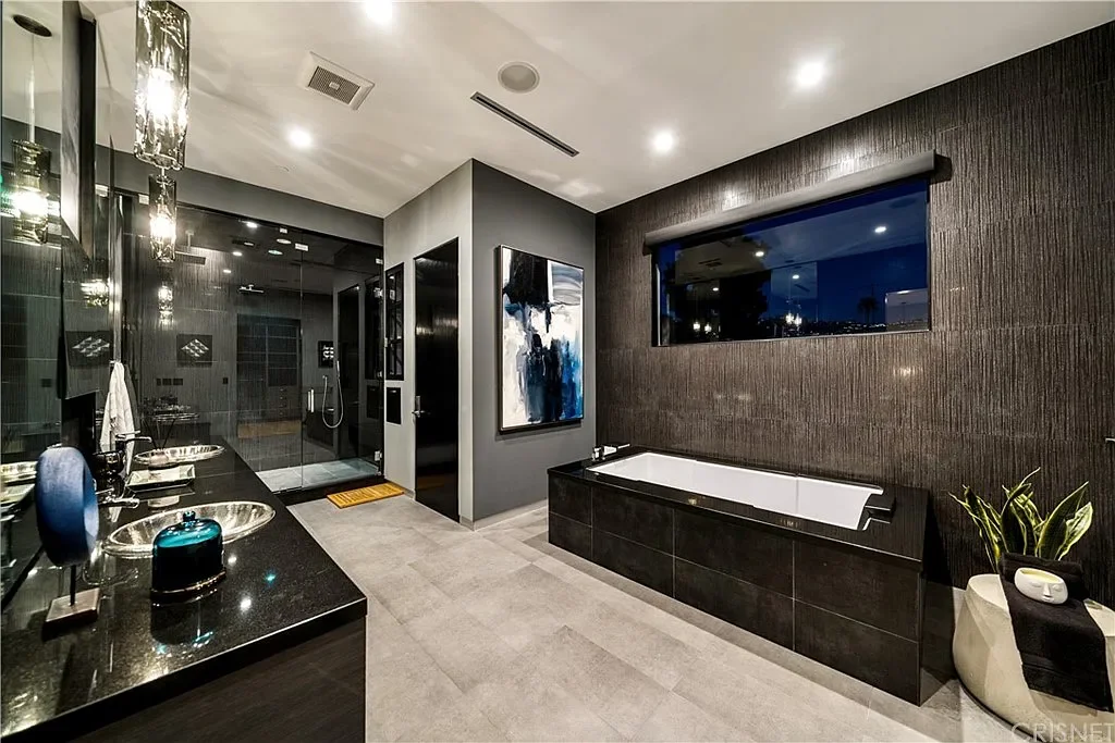 Villa Laurel — Bathroom with freestanding tub