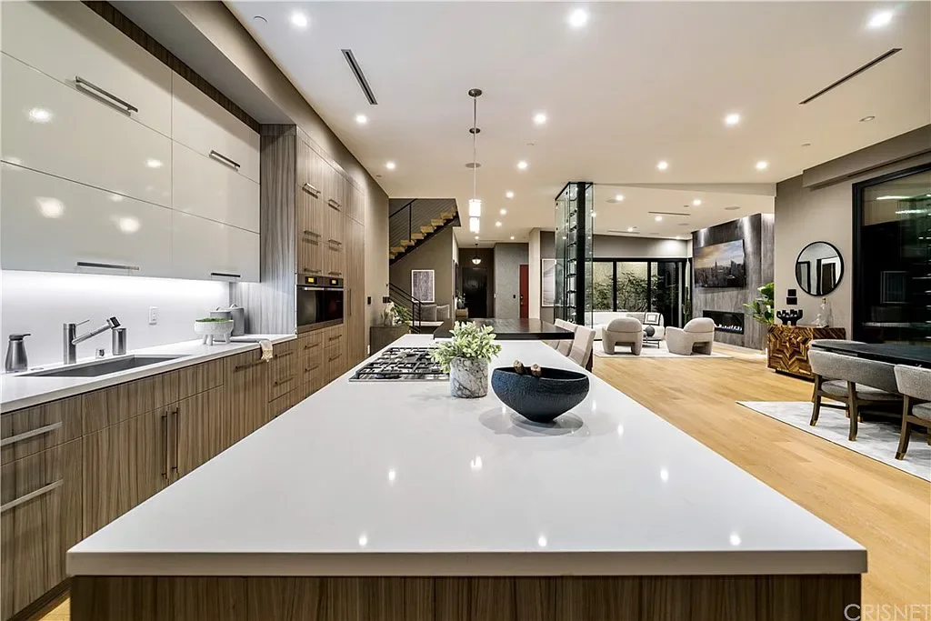 Villa Laurel — Kitchen island and cabinetry