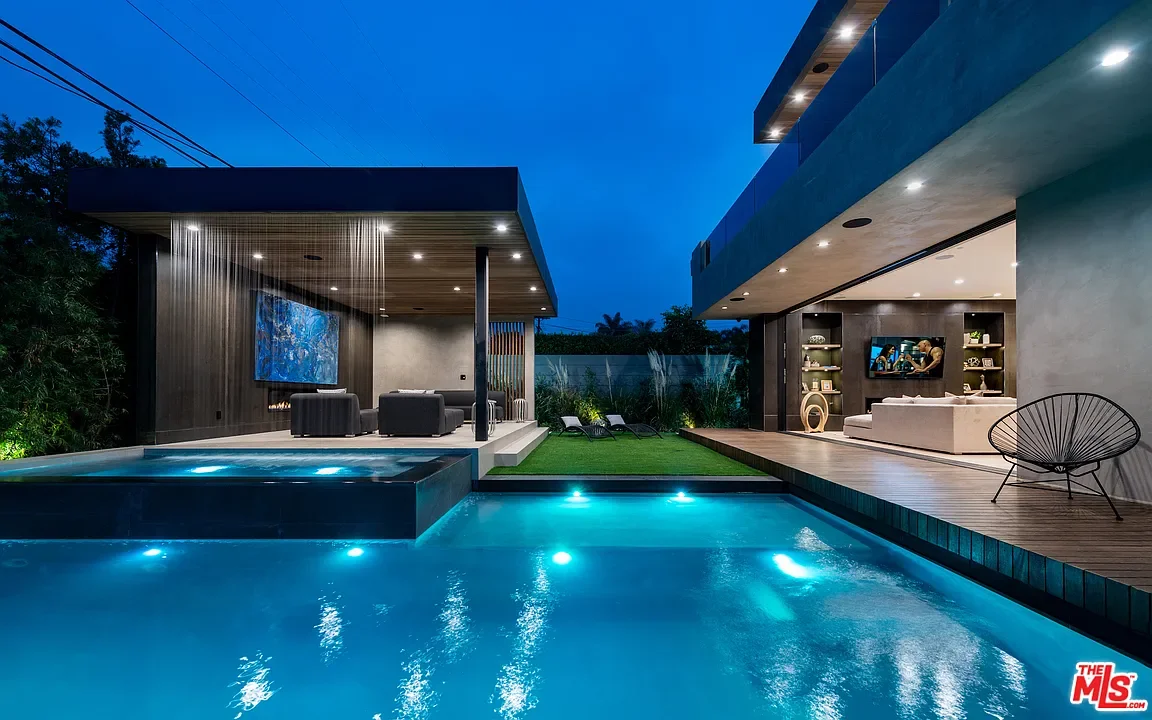 La Dulce Vida — Pool and cabana at dusk
